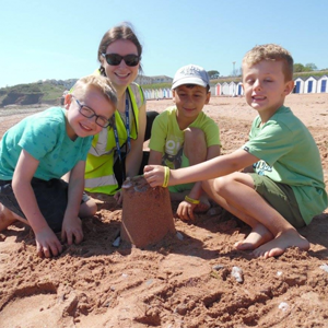 Kids-at-the-beach-making-a-sandcastle